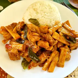 Gai Pad Nor Mai Recipe (Chicken Bamboo Shoots Stir-Fry)