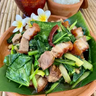 Pad Kana Moo Krob Recipe (Chinese Broccoli With Crispy Pork)