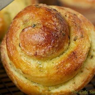Pesto-Swirled Brioche Rolls - the Five Minute Way