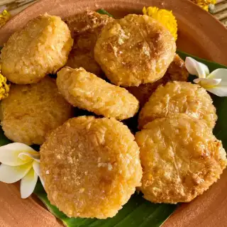 Khao Jee Recipe (Sticky Rice With Egg)