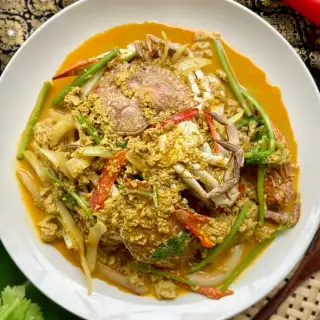 Thai Crab Curry Recipe (Poo Pad Pong Curry)