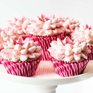 Poinsettia Cupcakes - The Fun, Festive, EASY Way to Decorate Cupcakes!
