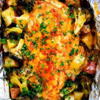 Cheesy Buffalo Chicken Foil Packets with Veggies and Ranch Crema (Baked or Grilled)