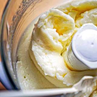 Toum (Lebanese Garlic Sauce)