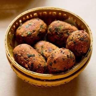 Muthiya Recipe | Methi Muthiya (Steamed and Fried)