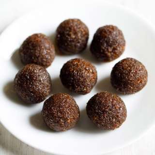 Narkel Naru (Coconut Ladoo With Jaggery)