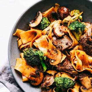 Garlic Beef and Broccoli Noodles