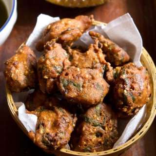 Palak Pakoda Recipe (North Indian Style)