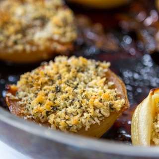 BAKED ONIONS WITH FENNEL BREADCRUMBS