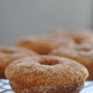 VEGAN BAKED APPLE CIDER DOUGHNUTS