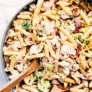 Cheesy Chicken, Bacon and Broccoli Ranch Pasta