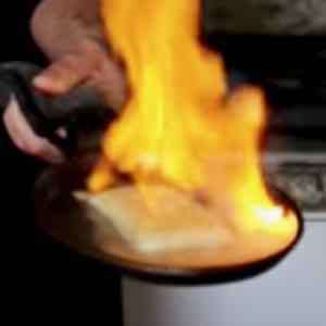 Saganaki de queso (Τυρι σαγανακι)