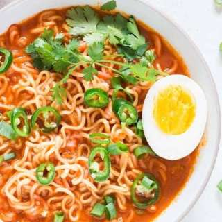 Easy Spicy Sriracha Ramen Noodles Soup
