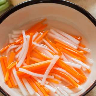 Vietnamese Pickled Carrots and Daikon (Do Chua)