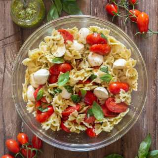 Italian Caprese Pasta Salad