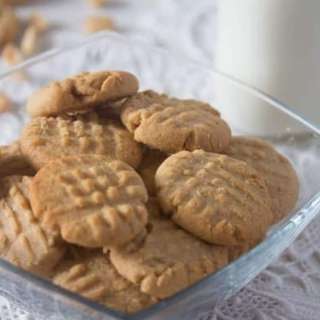 Peanut Butter Cookies with Peanuts