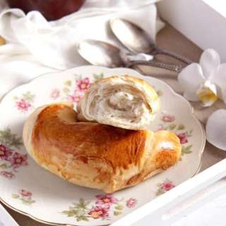 Breakfast Crescent Rolls (Romanian cornuri simple)