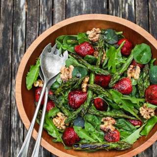 Spinach Salad with Grilled Strawberries, Asparagus and Walnuts