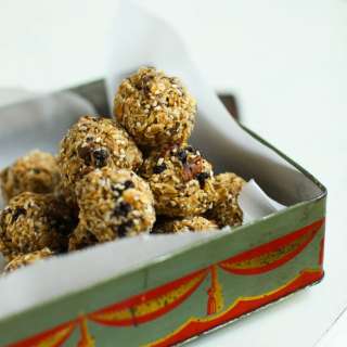 Sticky Almond, Oat 'n Honey Power Bites