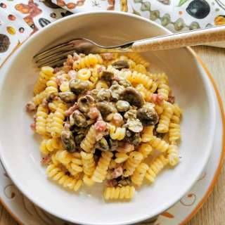 Pasta with fava beans and pancetta (fave in porchetta). Recipe from Le Marche.