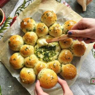 Garlic Bread Wreath with Baked Brie