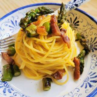 Italian carbonara with asparagus
