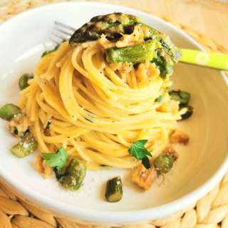 Asparagus pasta with walnuts recipe from Marche, Central Italy