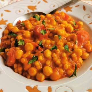 Easy Sardinian fregola with chickpeas and tomato