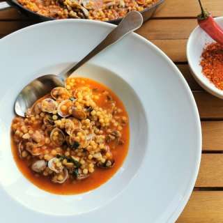 Fregola with clams: recipe from Sardinia