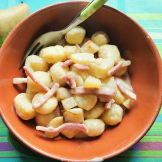 Gnocchi with taleggio, pears and speck.
