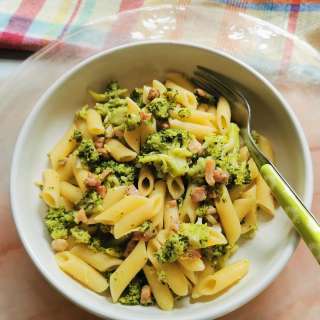 Quick and easy Italian pasta with broccoli.