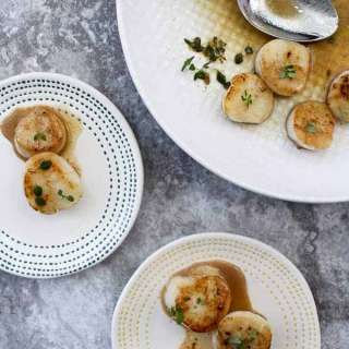 Seared Sea Scallops with Wine Sauce