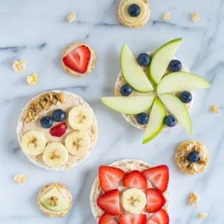 Rice Cakes with Peanut Butter and Fruit