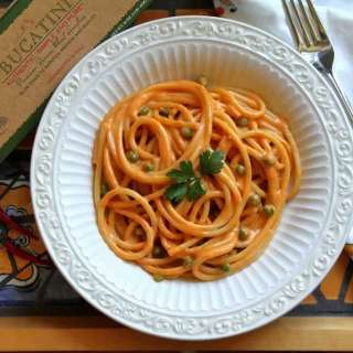 Bucatini alla Crema di Peperoni Rossi con Piselli (Bucatini with Red Pepper Cream Sauce and Peas)