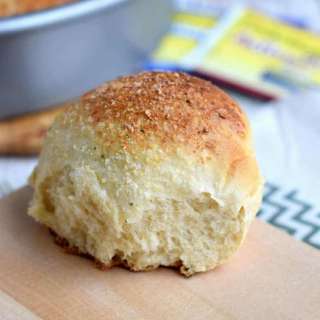 No Knead Garlic Parmesan Dinner Rolls