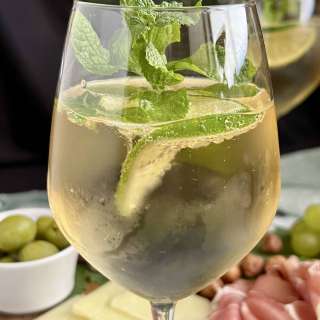 Hugo Cocktail (Italian Elderflower and Prosecco Spritz)