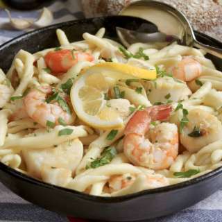 Seafood Pasta with Shrimp and Scallops (and Garlic!)