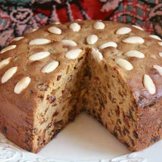 Dundee Cake (Scottish Cake with Almonds on Top)