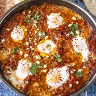 Shakshuka Recipe (Eggs Poached in Spicy Tomato Sauce)