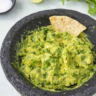 Easy Guacamole Recipe (Only 4 Ingredients)
