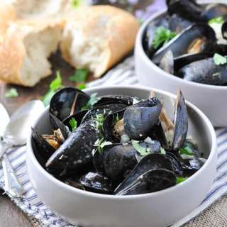 Steamed Mussels in Garlic and Herb Wine Sauce