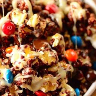Quick Chocolate Popcorn with Condensed Milk Drizzle (Pipoca de Chocolate)