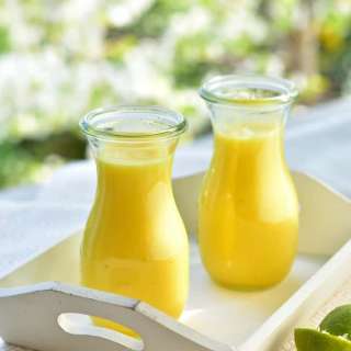 Pineapple banana smoothie with lime