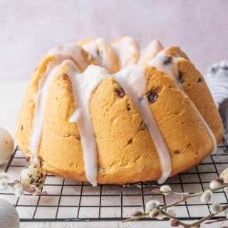 Polish Easter Babka with Raisins (Babka Wielkanocna) - video!