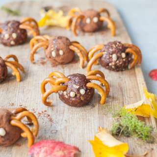Pretzel spiders - healthy Halloween treats for kids