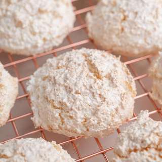 Kokosmakronen (Kokosbusserl) - German Coconut Macaroons