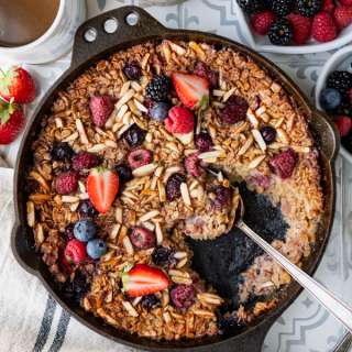 Baked Oatmeal with Almonds and Berries