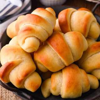 Crescent Rolls (Amish Butterhorn Rolls)