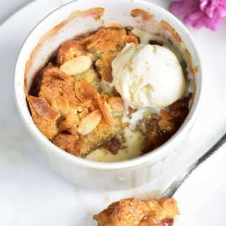 Rhubarb and almond crumble