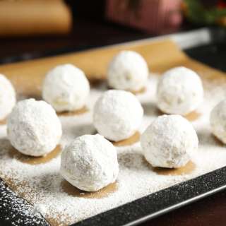 Kourabiedes Greek Butter Cookies